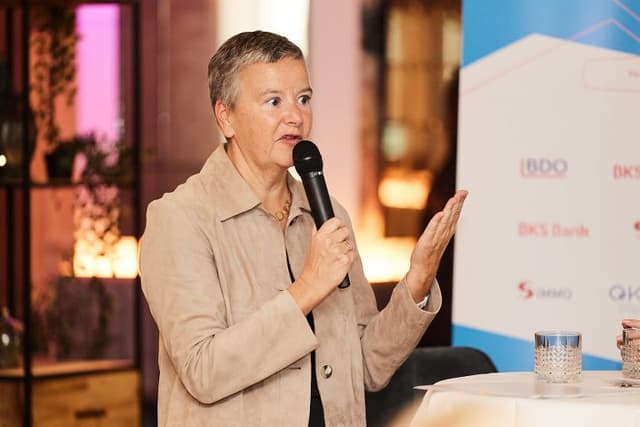Angelika Sommer-Hemetsberger (OeKB AG) auf dem Podium